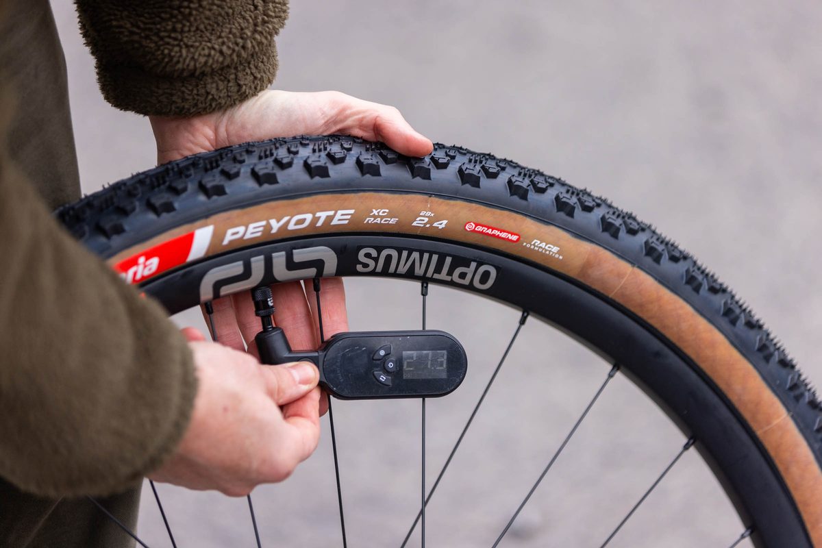Neumáticos eMTB carcasa compuesto presión - imagen fuente BikeRadar