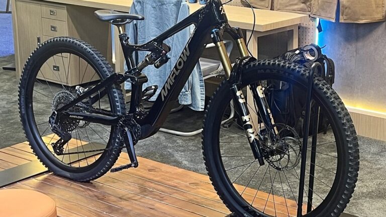 eMTB moderna de montaña para guía de compra de bicicleta eléctrica