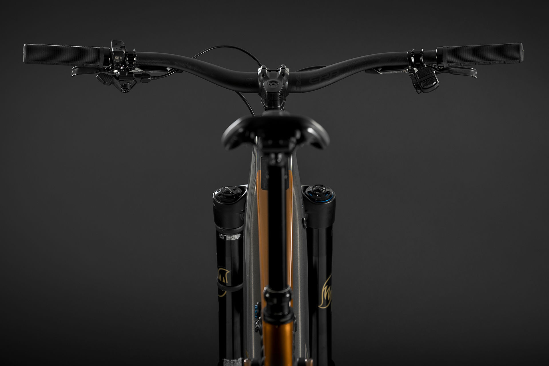 Mandos y cockpit: en una eMTB potente, ergonomía y control valen más de lo que parece.