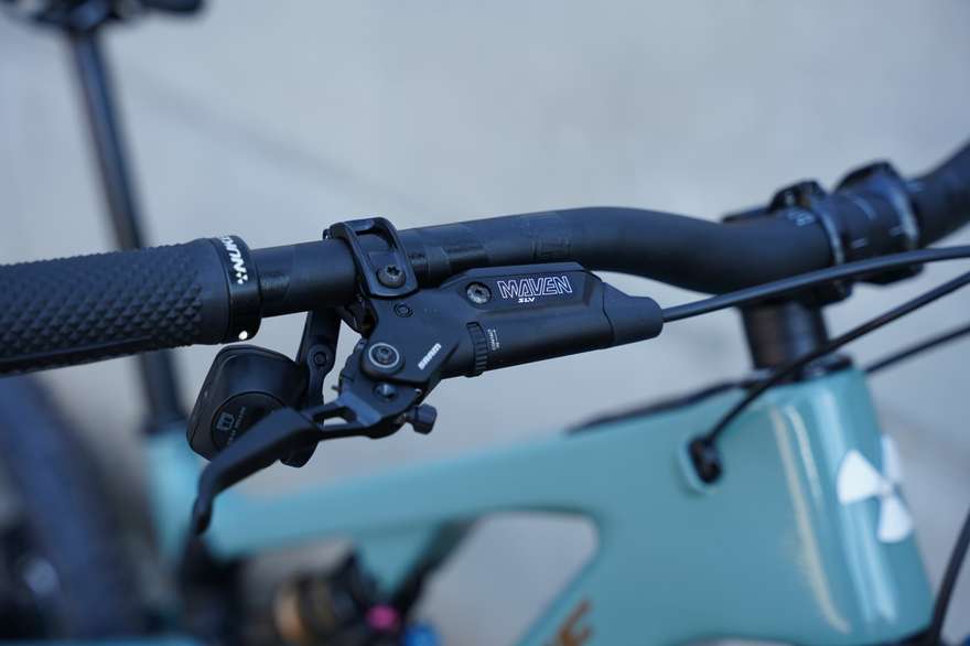 Los frenos no son detalle menor: con motor potente y rutas largas, aqui no se ahorra alegremente.