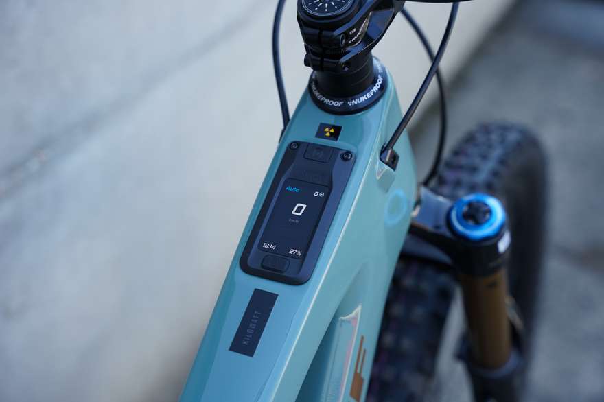 Cockpit limpio y pantalla Avinox integrada: buena pinta, pero conviene probar ergonomia real.