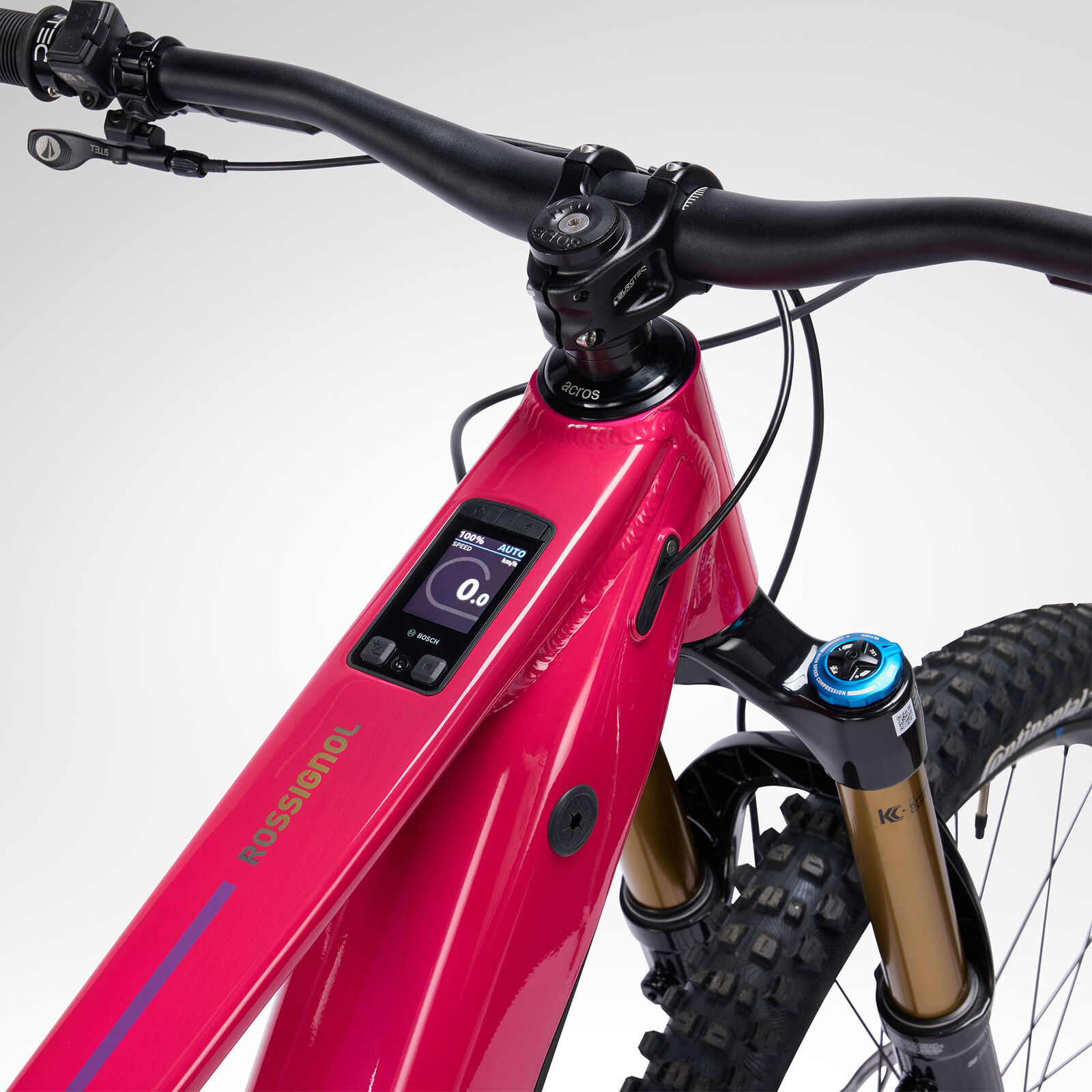 El Kiox 400C va integrado en el tubo superior: practico, pero conviene revisar proteccion y visibilidad.