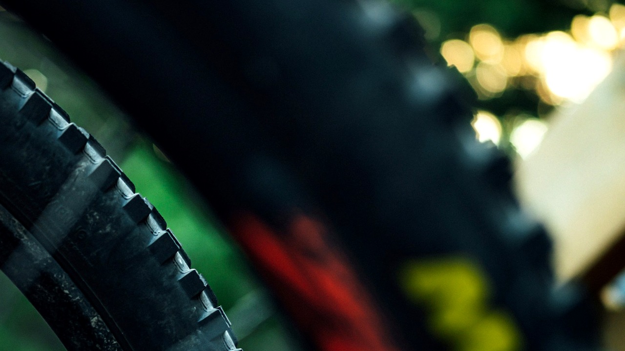 Tubeless en eMTB: líquido, mechas, presiones y errores típicos