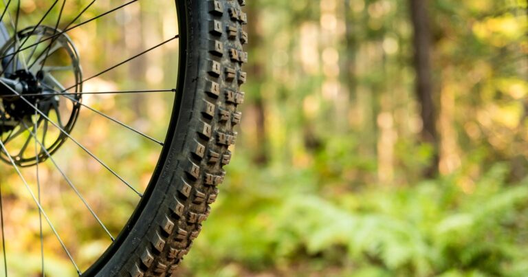 Rueda MTB real en sendero para guía tubeless eMTB