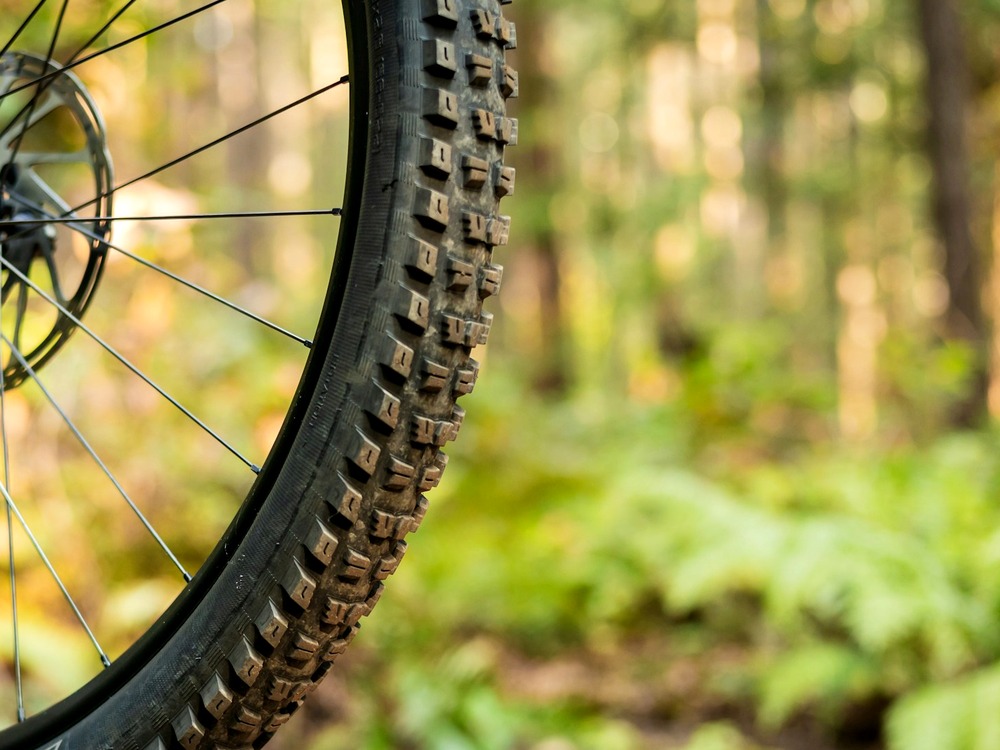Tubeless en eMTB: líquido, mechas, presiones y errores típicos