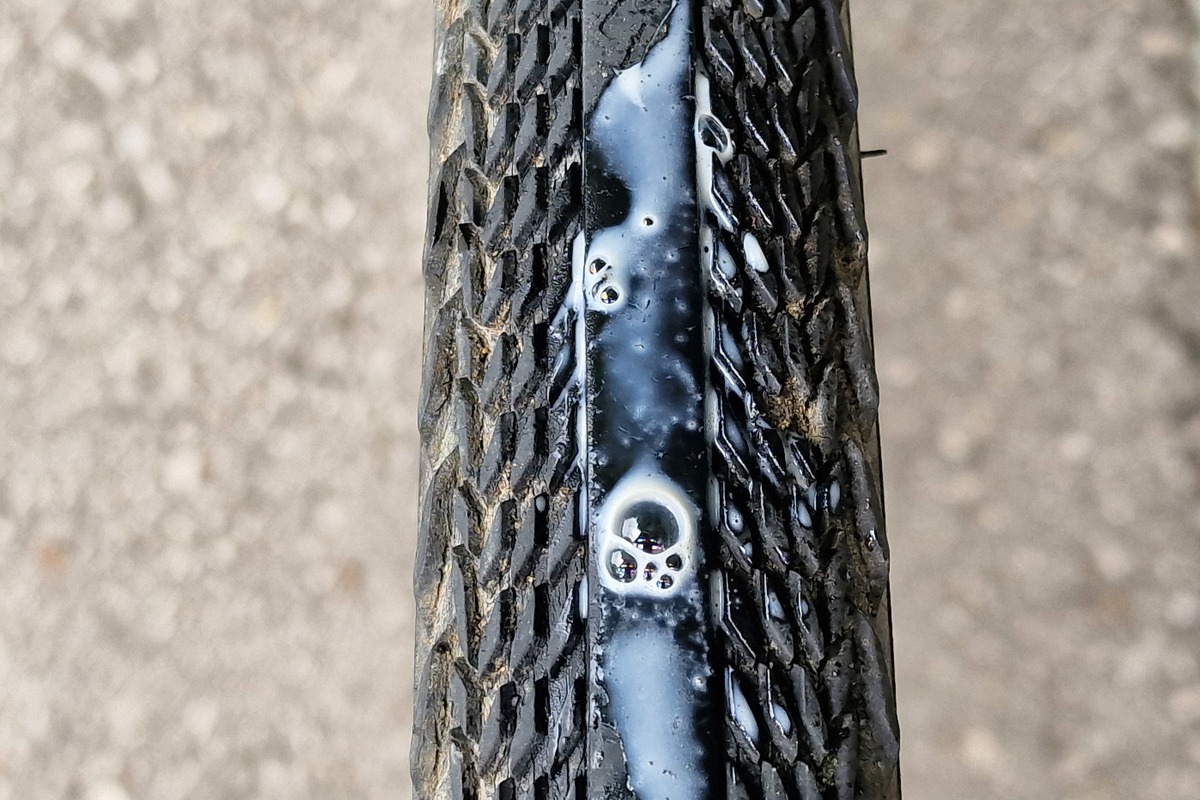 Tubeless en eMTB: líquido, mechas, presiones y errores típicos lectura crítica