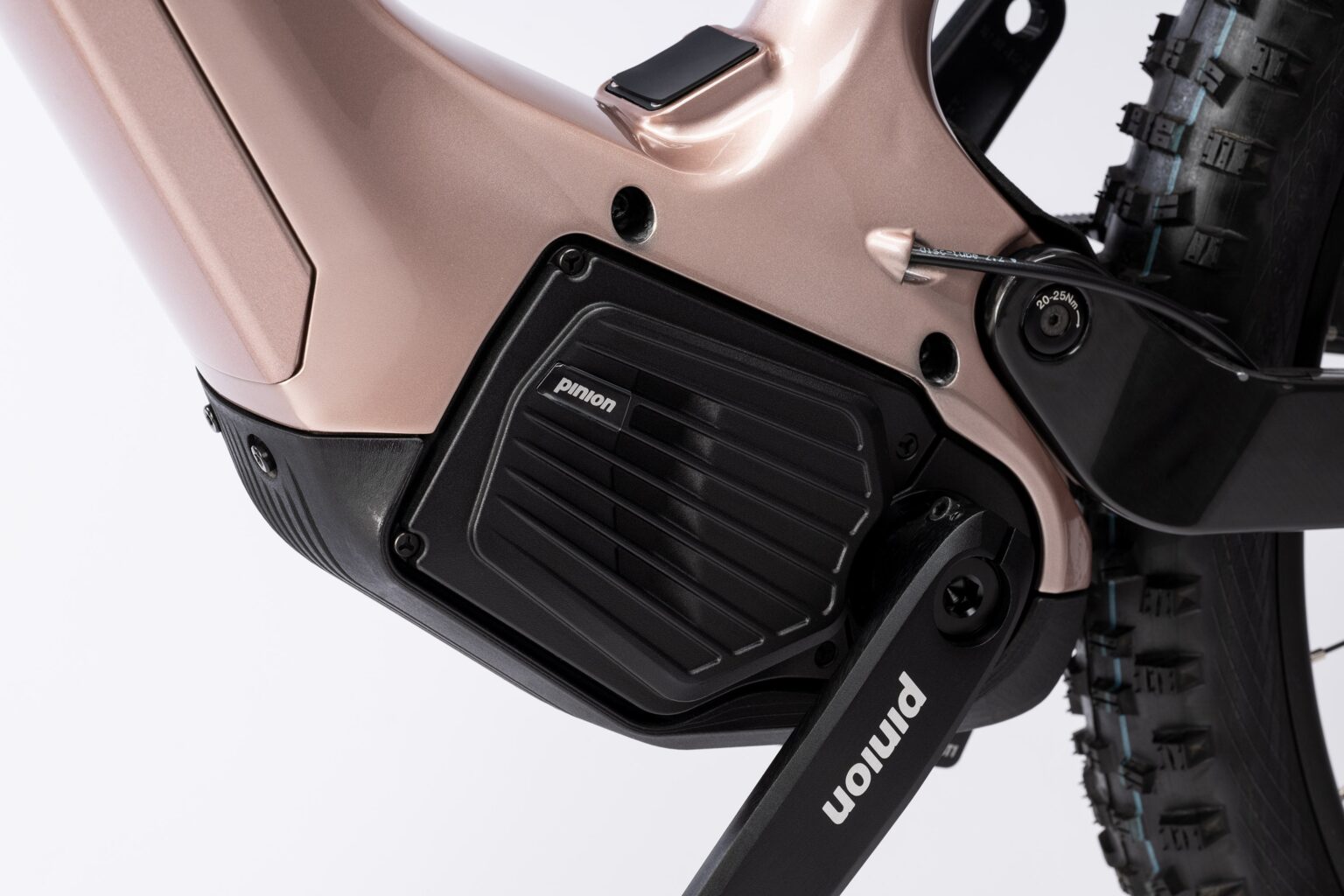 Detalle del motor Pinion integrado y de la parte inferior del tubo diagonal de la Haibike ALLMTN CF 11 TRN/IQ.