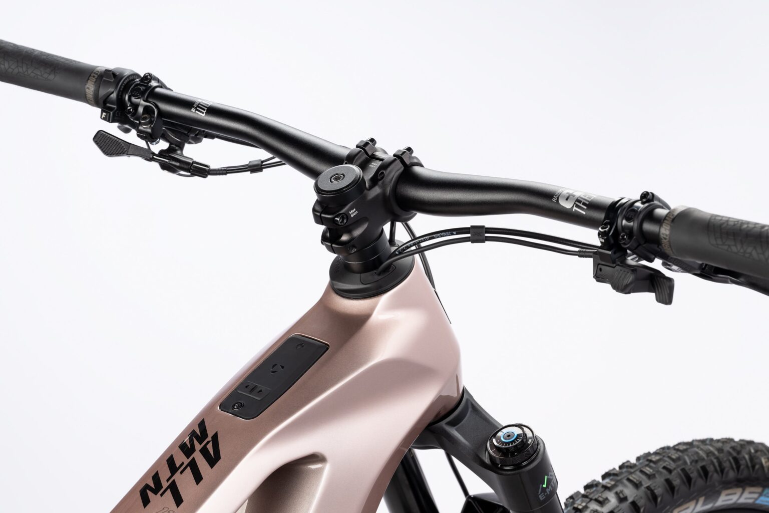 Manillar, potencia, mandos y módulo del tubo superior de la Haibike ALLMTN CF 11 TRN/IQ.