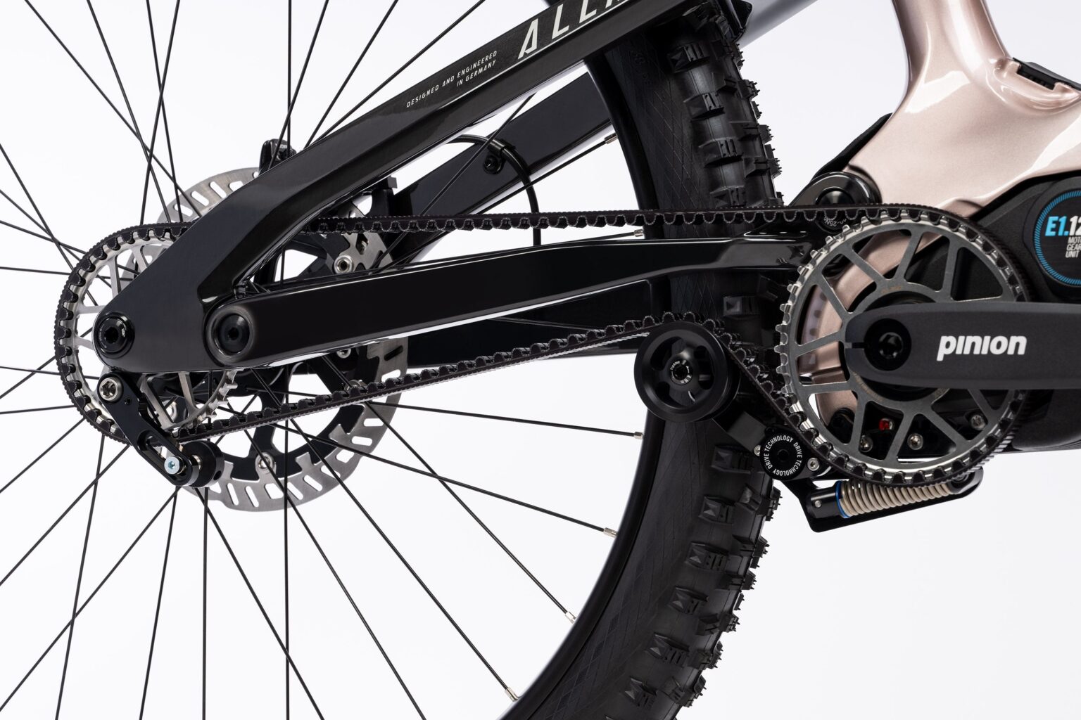 Detalle de la correa, las poleas y el tensor de la transmisión de la Haibike ALLMTN CF 11 TRN/IQ.