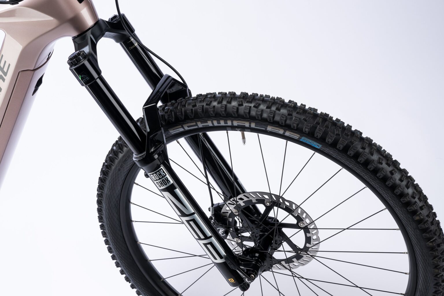 Detalle de la horquilla RockShox ZEB, el freno delantero y un neumático Schwalbe en la galería oficial de la Haibike ALLMTN CF 11 TRN/IQ.