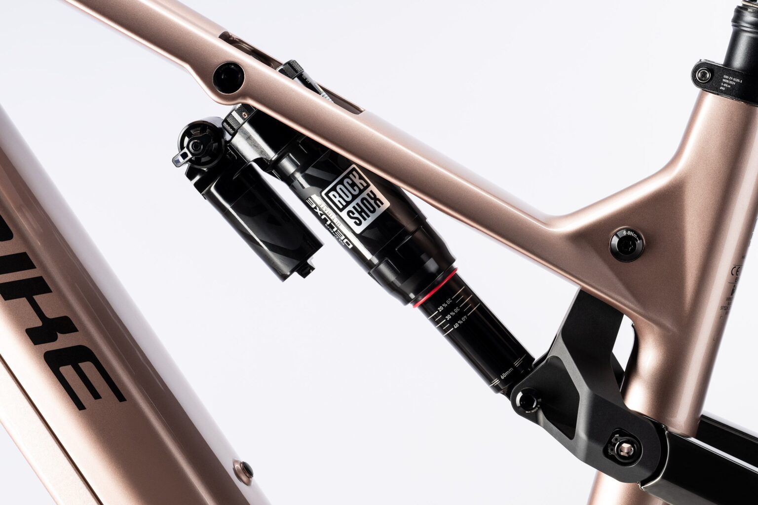Amortiguador RockShox y anclajes de la suspensión trasera en el cuadro de la Haibike ALLMTN CF 11 TRN/IQ.