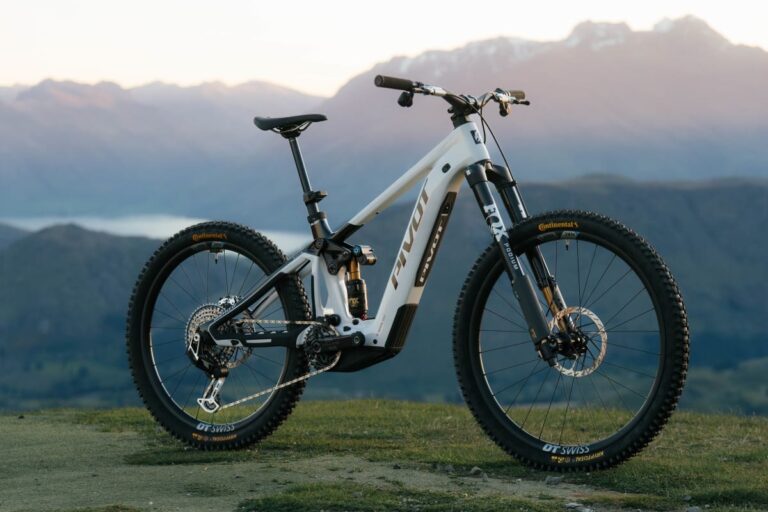 Pivot Shuttle LT de tercera generación: bicicleta completa en el acabado Stone Cold White.