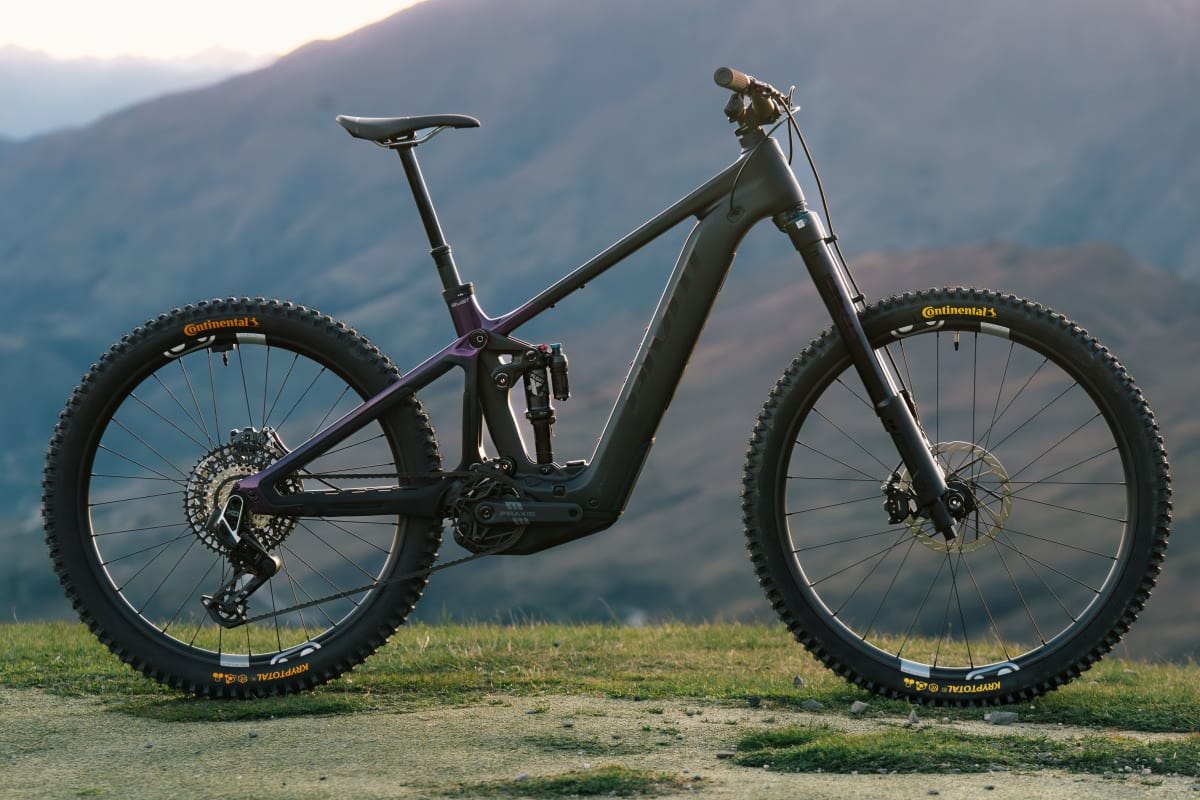Otra unidad de la misma generación en acabado oscuro: geometría de enduro y horquilla de largo recorrido.