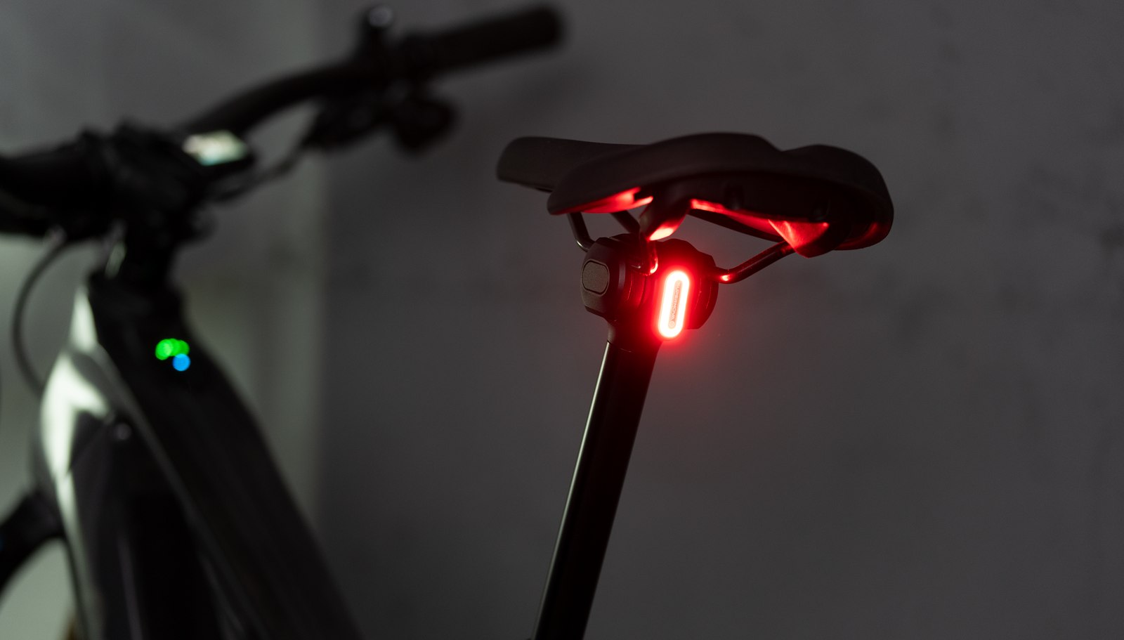Supernova Superdropper instalada bajo el sillín con la luz trasera encendida