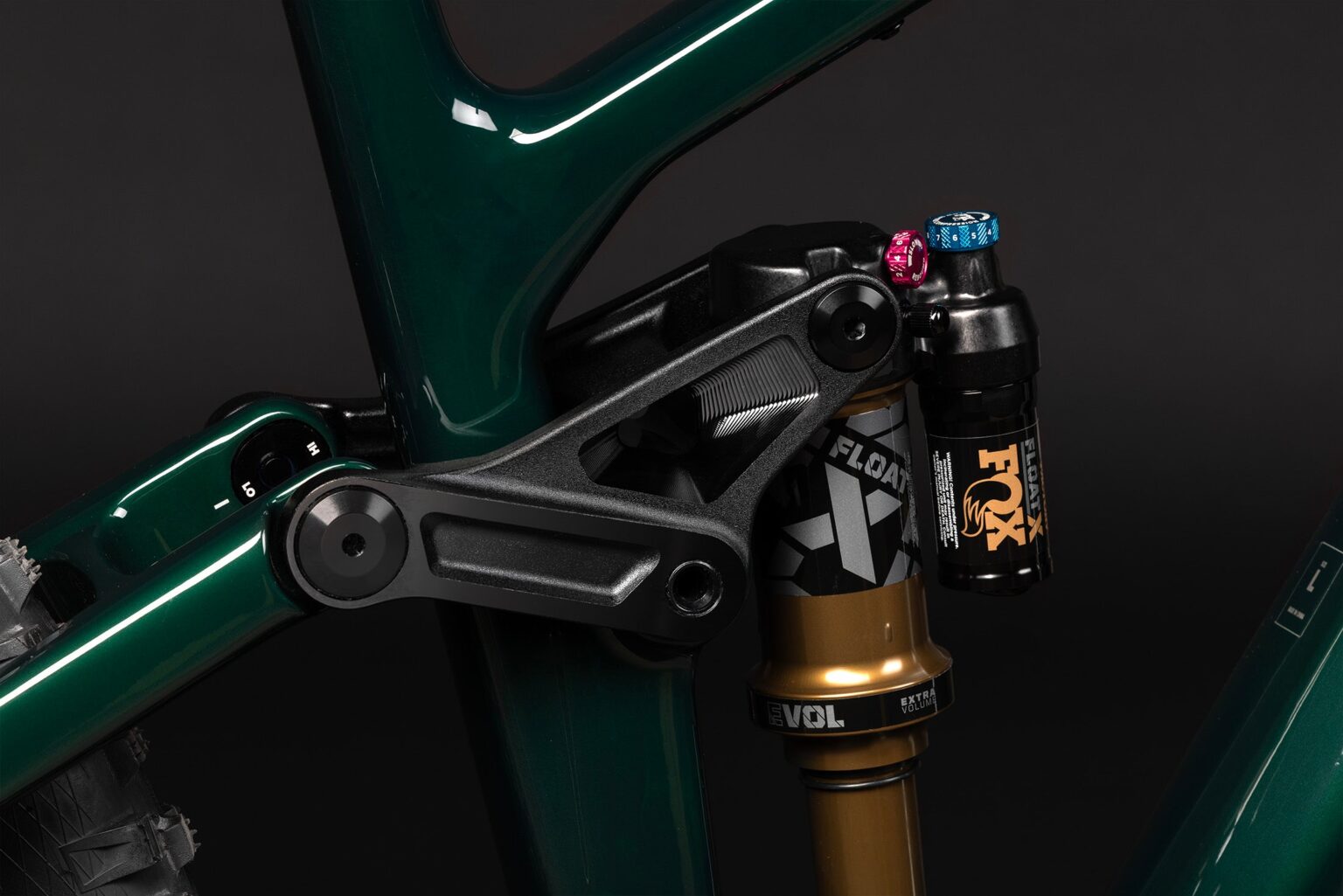 Bieleta, ajuste HI-LO y amortiguador Fox Float X Factory de una Santa Cruz Vala Carbon verde.