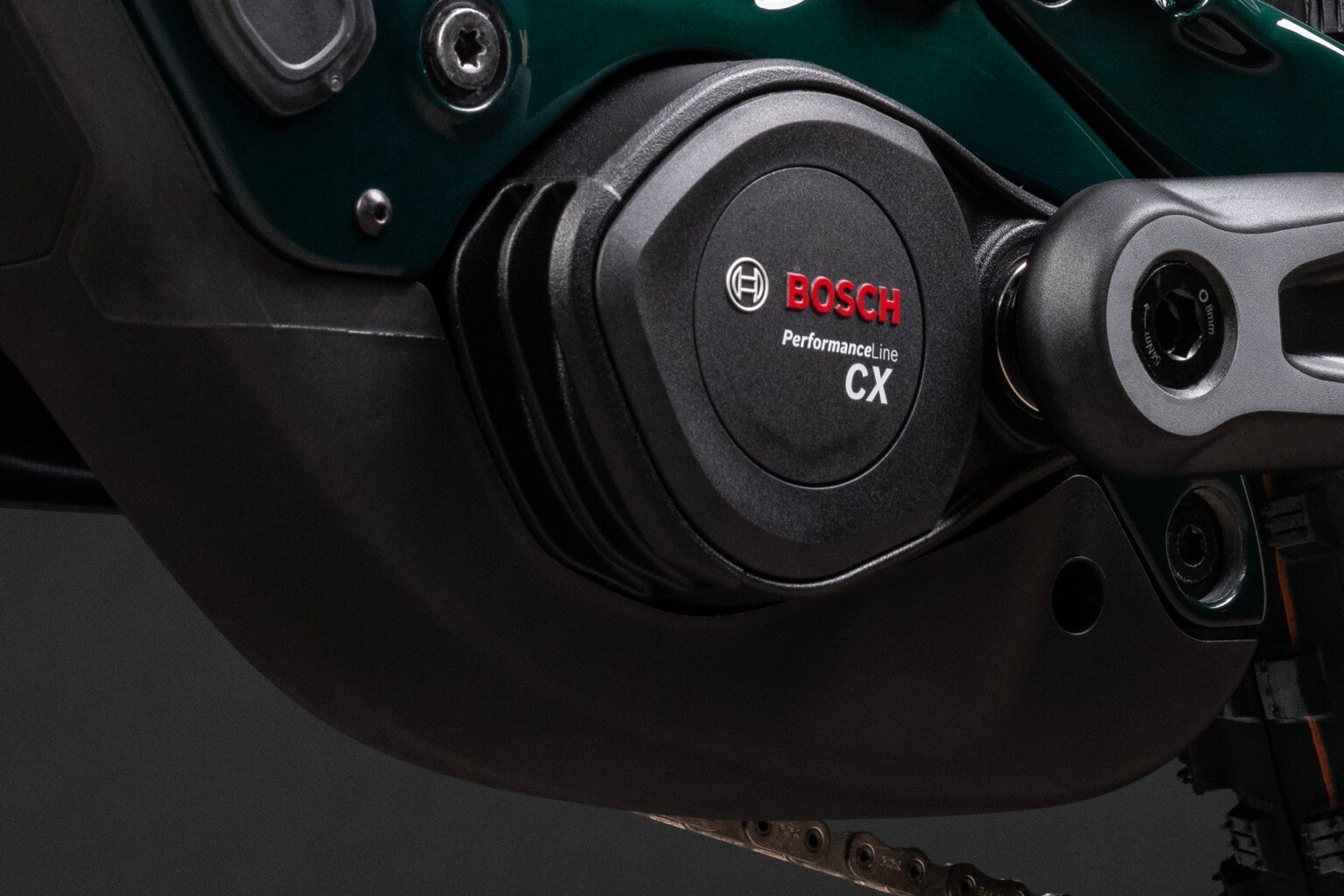 Primer plano del motor Bosch Performance Line CX integrado en una Santa Cruz Vala Carbon verde.