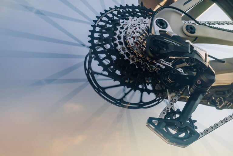 SRAM Eagle 90 mecánico instalado junto al cassette T-Type