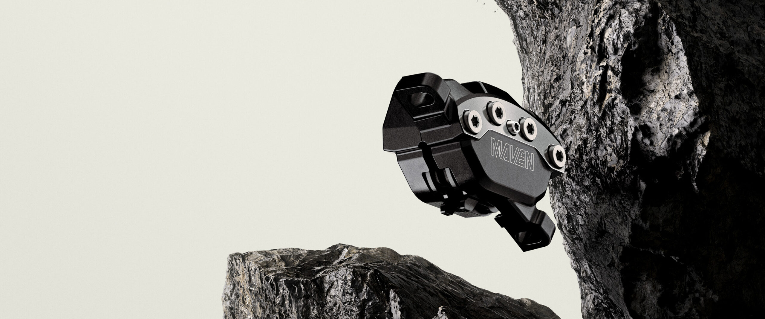 Pinza SRAM Maven Ultimate en la imagen oficial de campaña B1, junto a una superficie rocosa