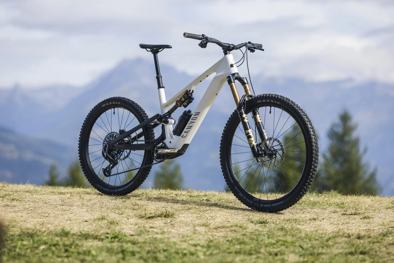 Product photo of Canyon Spectral:ON CF 9 AXS