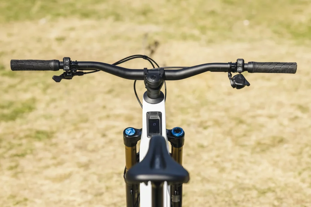 Handlebars, controls and screen of the Canyon Spectral ON CF 9
