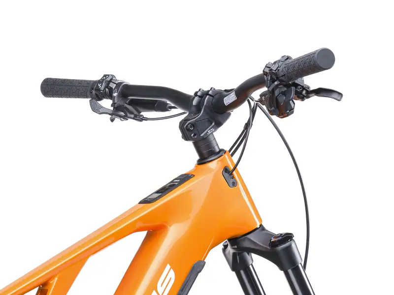 Handlebar and integrated Avinox display on the Crussis 9.12 REM
