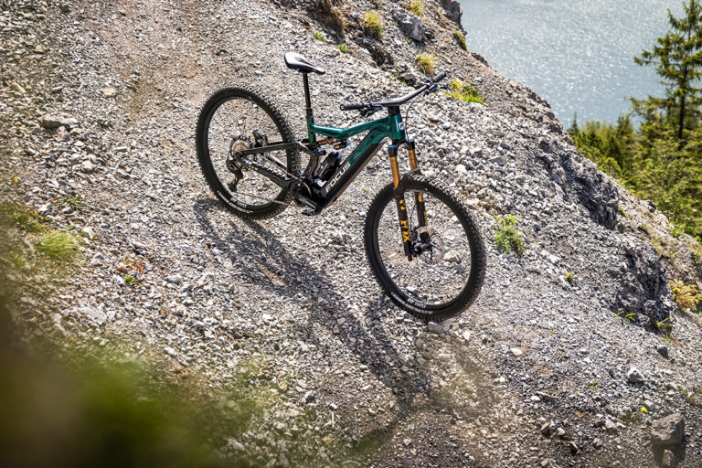 Complete FOCUS JAM LTD 2027 on mountain terrain, without a rider
