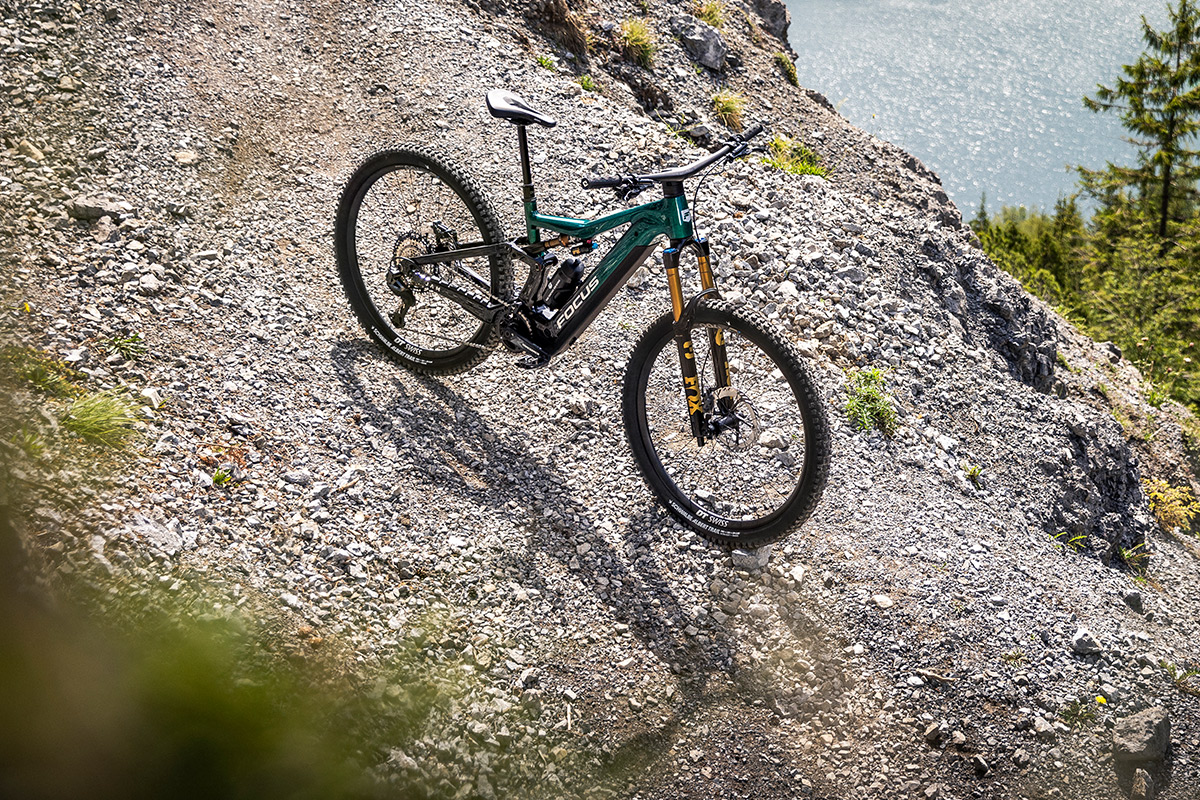 Complete FOCUS JAM LTD 2027 on mountain terrain, without a rider