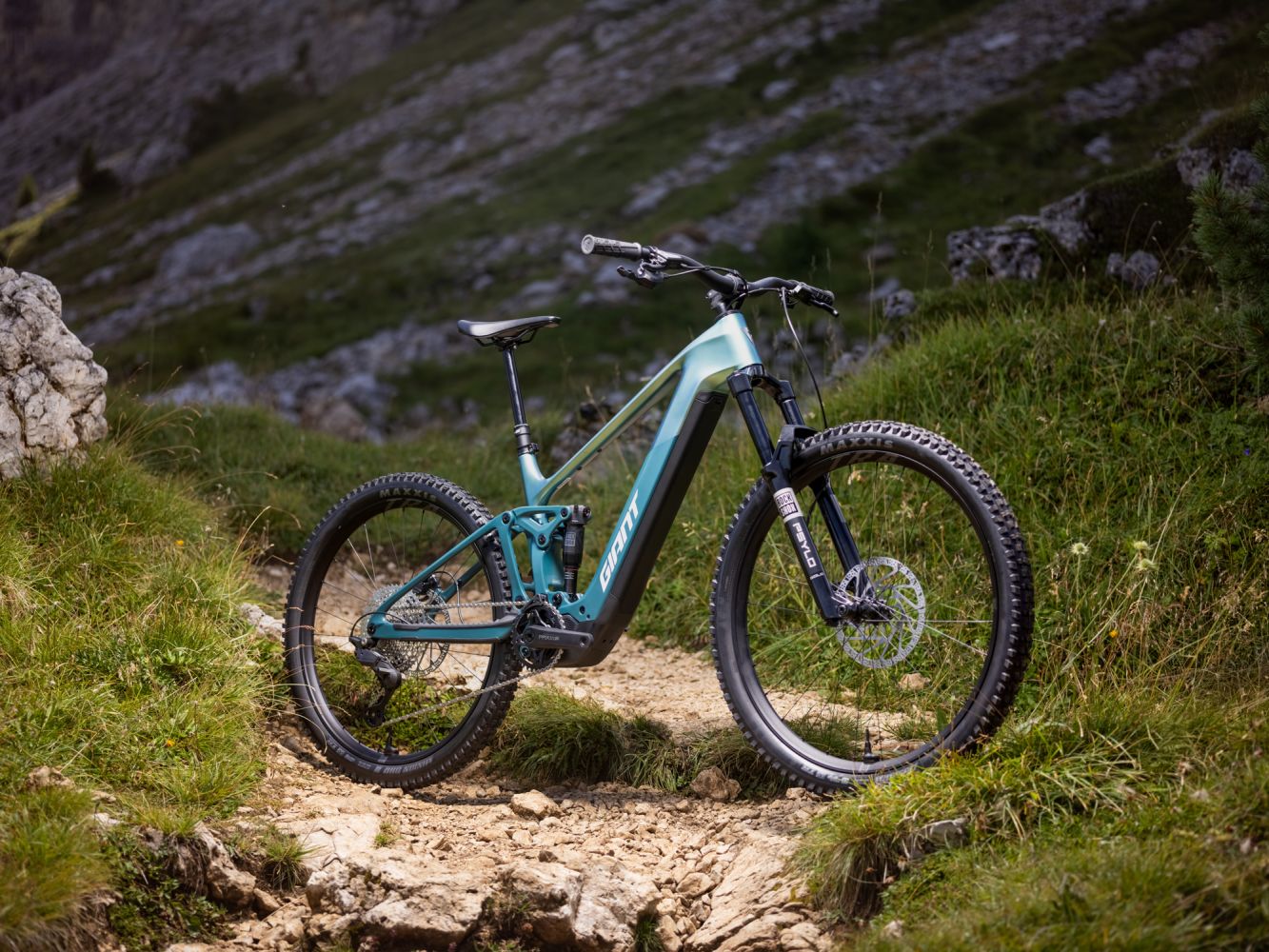 Complete Giant Trance Advanced E+ 2 2027 in a mountain setting