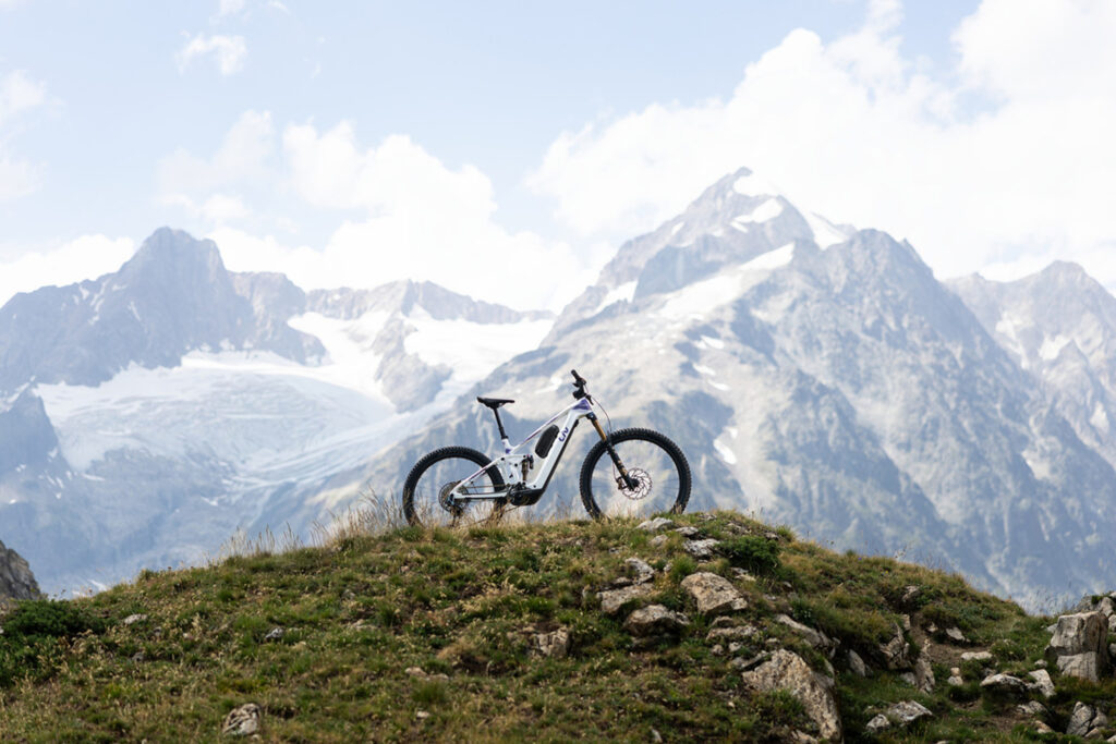 Liv Intrigue Advanced E+ 0 without cyclist in an alpine environment