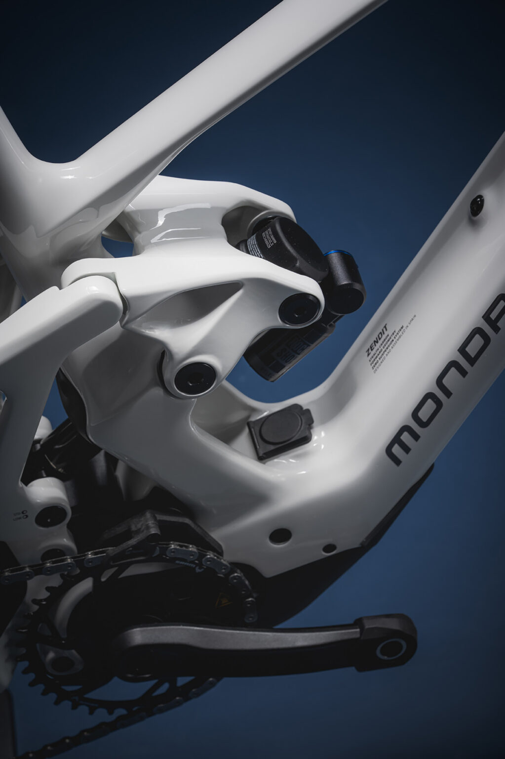 Suspension linkage and RockShox rear shock on the white Mondraker Zendit S