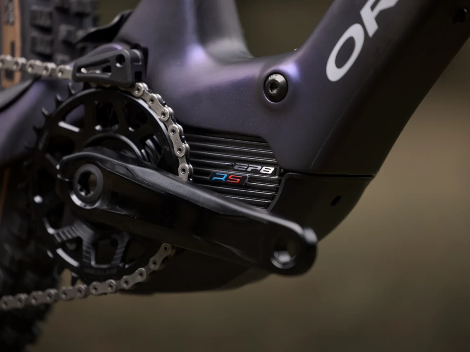 Detalle real del motor Shimano EP8 RS y las bielas en una Orbea Rise morada