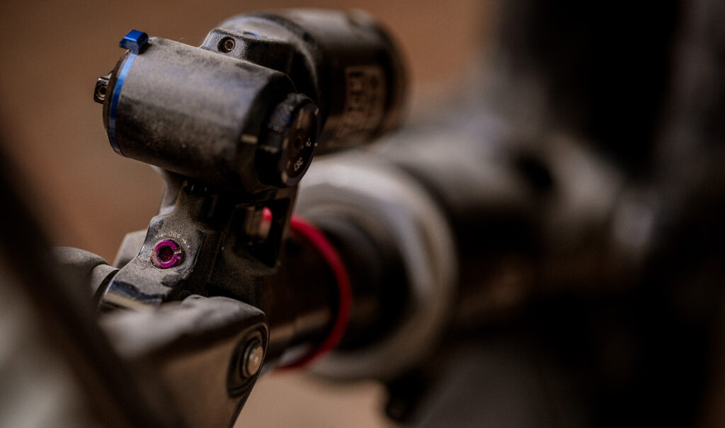 Depósito y reguladores mecánicos de un RockShox Vivid Air montado en un cuadro