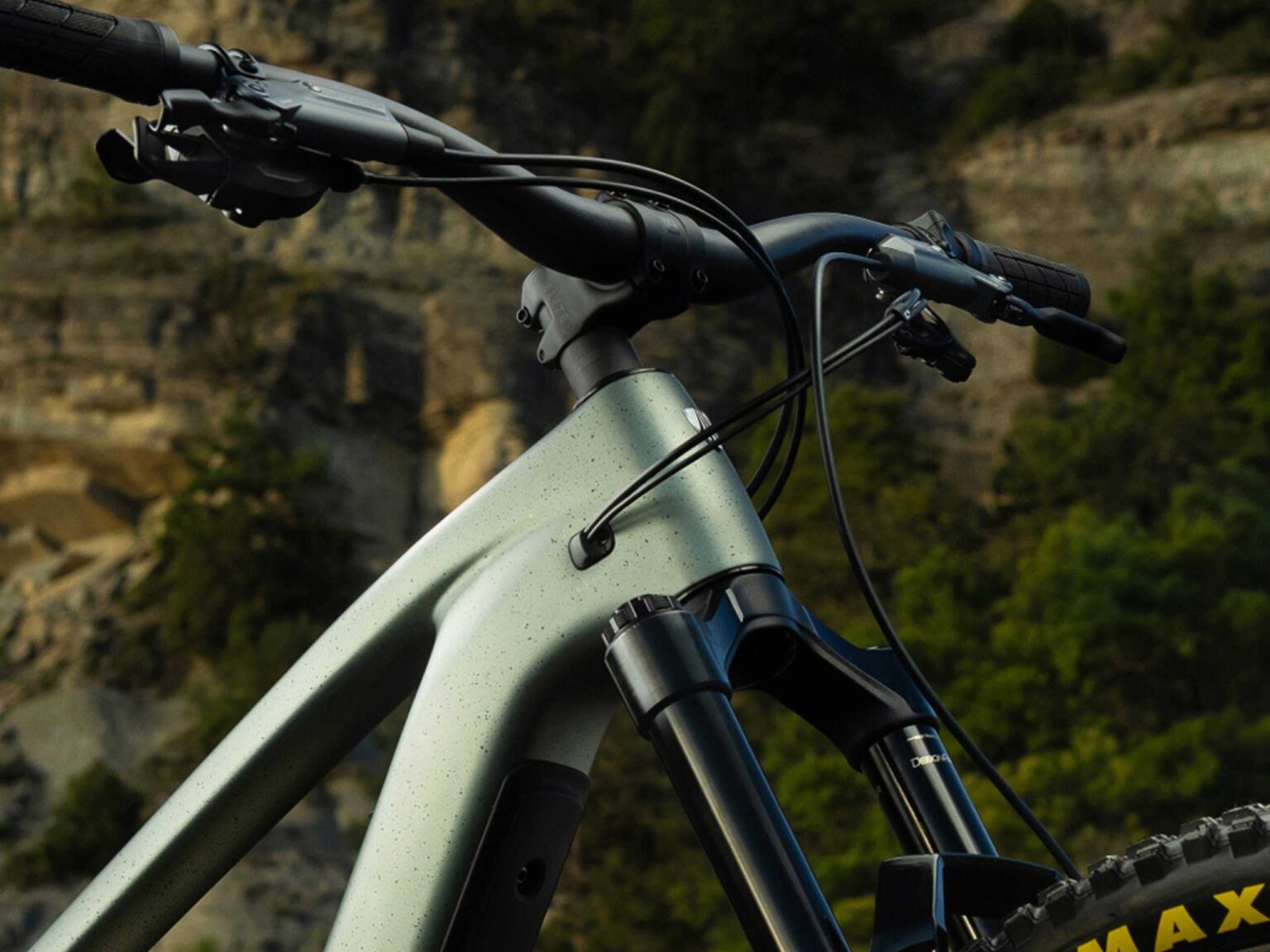 Dirección manillar y mandos de una Trek Fuel+