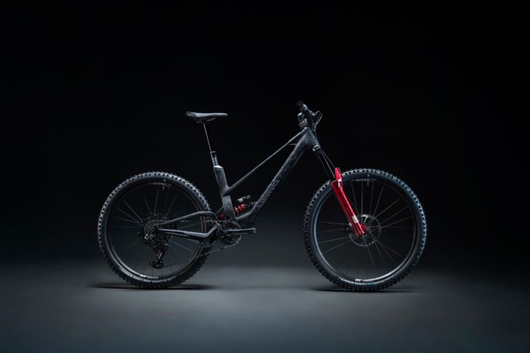 Complete UNNO MITH Race RS with RockShox suspension in Electric Red