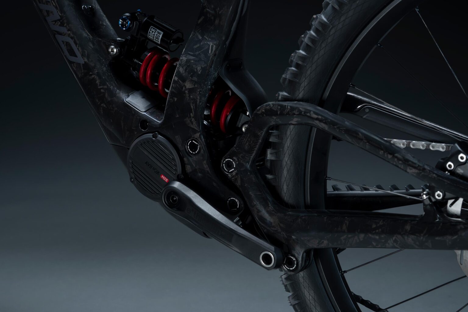 motor Avinox M2S integration into the UNNO MITH Race RS